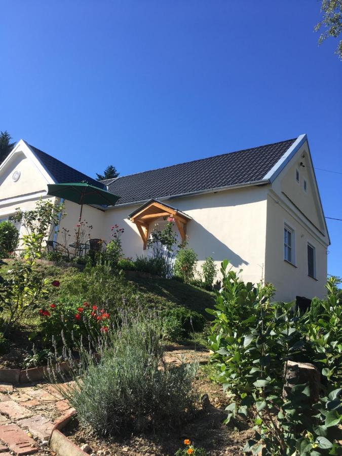 Jokai Vendeghaz Homokkomarom Buitenkant foto