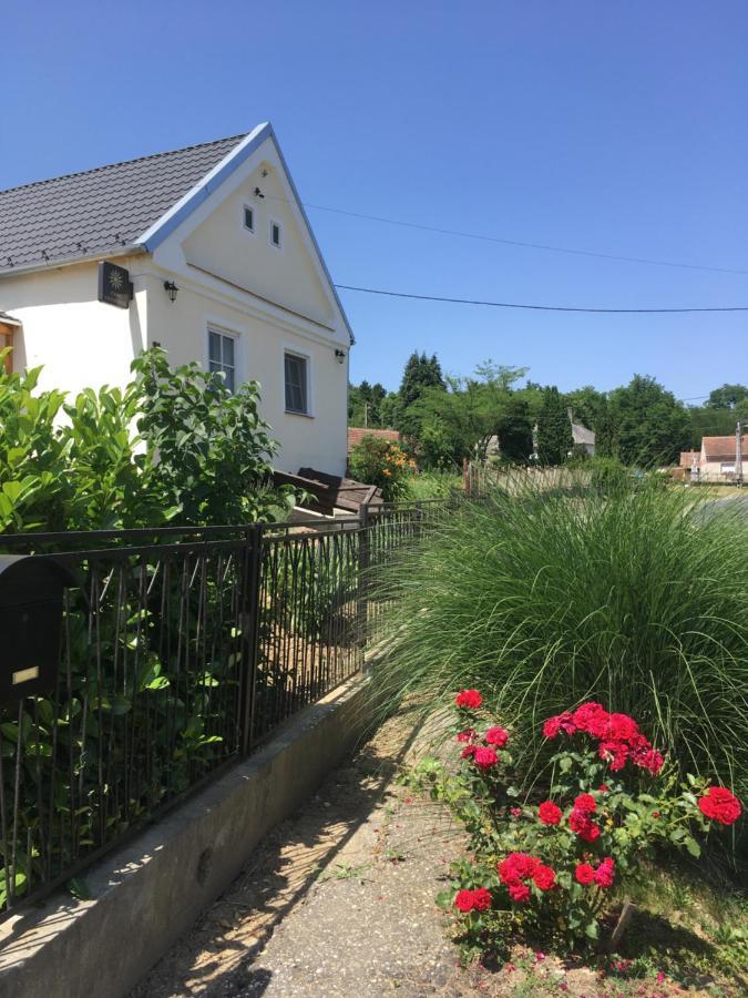 Jokai Vendeghaz Homokkomarom Buitenkant foto