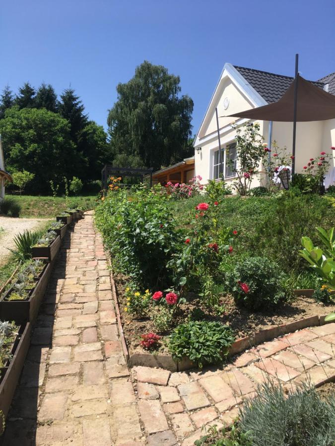 Jokai Vendeghaz Homokkomarom Buitenkant foto