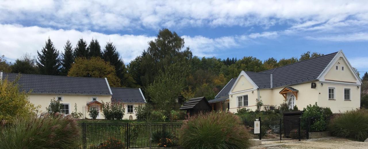 Jokai Vendeghaz Homokkomarom Buitenkant foto